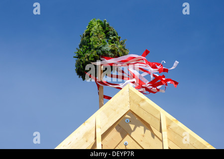 Richtkranz sur un nouveau bâtiment, Richtkranz auf einem Neubau Banque D'Images