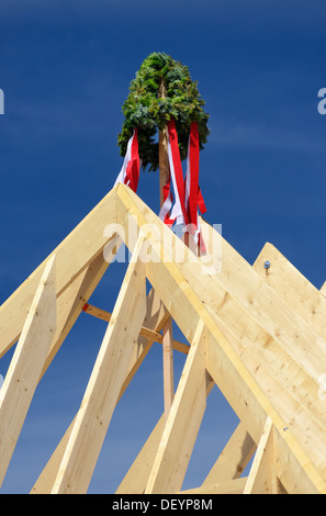 Richtkranz sur un nouveau bâtiment, Richtkranz auf einem Neubau Banque D'Images