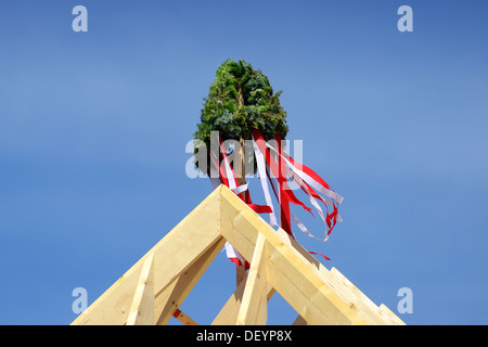 Richtkranz sur un nouveau bâtiment, Richtkranz auf einem Neubau Banque D'Images