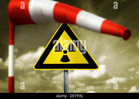Signe de la radioactivité et une girouette, nuage radioactif Banque D'Images