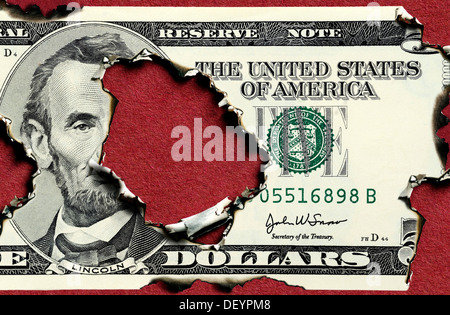 Brûlé de cinq dollars, image symbolique de la dette nationale des USA Banque D'Images