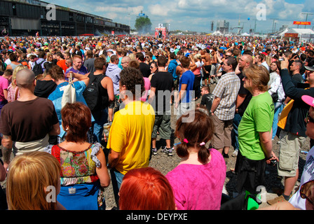 Loveparade 2010, ravers en ambiance de fête dans un ancien dépôt de marchandises site, Duisburg, Ruhr, Rhénanie-du Banque D'Images