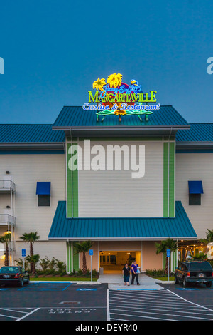 Deux femmes laissant Jimmy Buffett's Margaritaville Casino et le restaurant à Biloxi, MS Banque D'Images