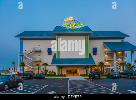 Deux femmes laissant Jimmy Buffett's Margaritaville Casino et le restaurant à Biloxi, MS Banque D'Images