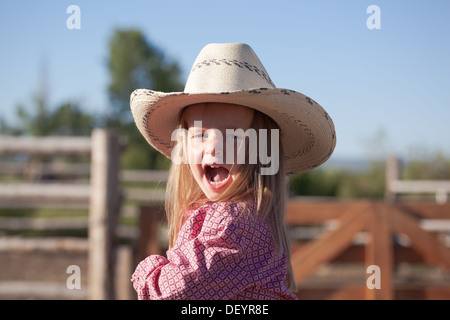 Cute blonde cowgirl kid avec stetson blanc, dans le Montana, USA Banque D'Images