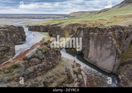 Fjadrargljufur gorge, au sud est de l'Islande, avec la rivière qui coule à travers elle Fjaðrá Banque D'Images