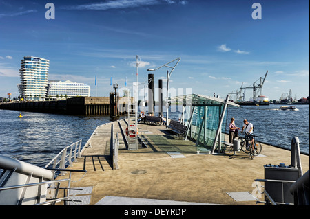 Ferry dock à l'Elbphilharmonie Philharmonic Hall, dans le quartier de Hafencity, Hambourg Banque D'Images