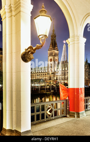 L'hôtel de ville avec Marché de Noël et arcades de l'Alster à Hambourg Banque D'Images