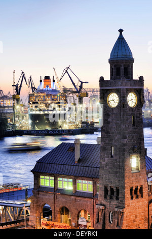 Glasenturm tour du St Pauli piers avec un paquebot de croisière Queen Mary 2 dans la cale sèche de Blohm & Voss shipyards à l'arrière Banque D'Images