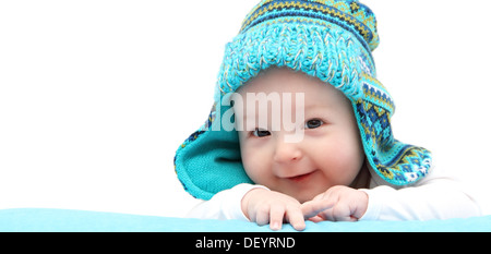 Happy Baby Boy in hat tricoté sur l'estomac Banque D'Images