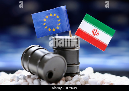 Drapeau de l'UE et d'un drapeau de l'Iran dans des barils de pétrole, l'image symbolique d'un embargo sur le pétrole par l'UE contre l'Iran Banque D'Images