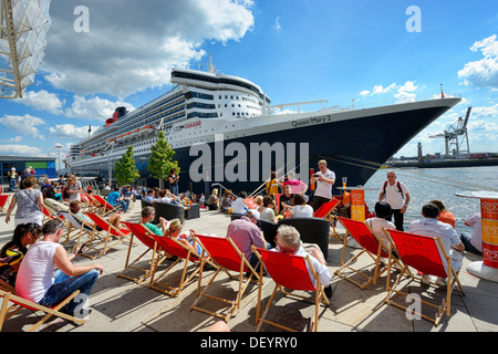 Bateau de croisière Queen Mary 2 dans le terminal des croisières dans la ville portuaire de Hambourg, Allemagne, Europe, Queen Mary 2 un Kreuzfahrtschiff Banque D'Images