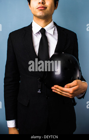 Young Woman holding a Casque BMX Banque D'Images