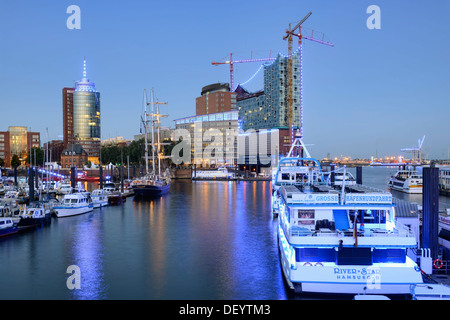 City Marina, Elbe Philharmonic Hall et 'Blue Port' illuminations, Hambourg Banque D'Images