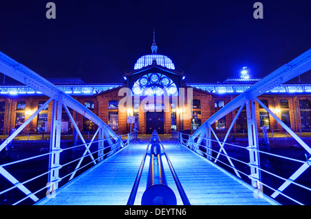 Fischauktionshalle, poissons, au cours de la 'Blue Port' illuminations, Hambourg Banque D'Images