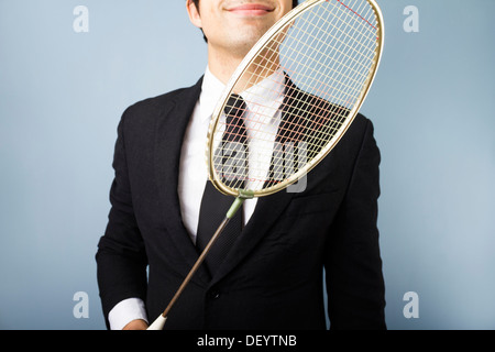 Jeune homme avec une raquette de badminton Banque D'Images