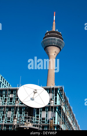 Système de transmission par satellite de télévision devant le bâtiment de la télévision locale WDR studio, derrière la tour de télévision et de radio Rheinturm Banque D'Images