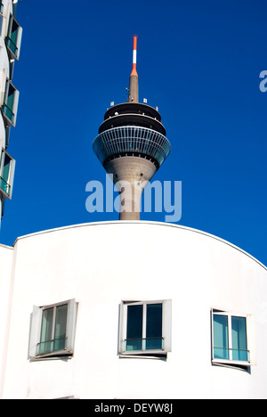 Radio et télévision Rheinturm tour derrière bâtiments Gehry dans le port des médias Medienhafen de Düsseldorf, Banque D'Images