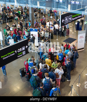 Foule de personnes salle de départ de l'aéroport d'attente dublin Banque D'Images