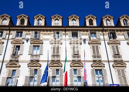 Italienne de l'UE et le piémont drapeaux au Palazzo della Regione dans Piazza Castello Turin Piémont Italie Banque D'Images