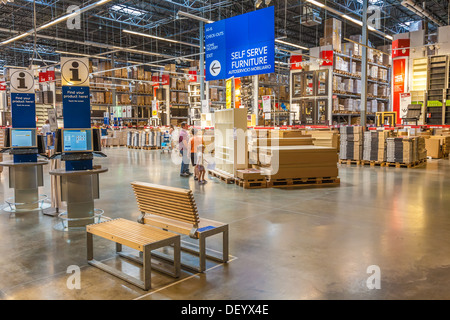 Les clients à l'intérieur de la partie de l'entrepôt d'IKEA Accueil boutique Banque D'Images