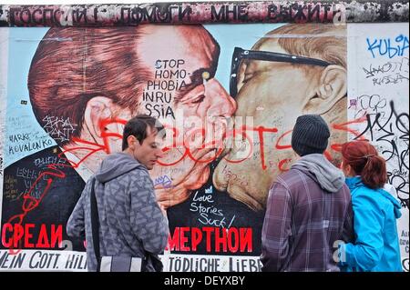 Berlin, Allemagne. 25 Septembre, 2013. Peintures murales en 1990 par des artistes internationaux, sur une section de 1,3 km du mur de Berlin qui restent sont désormais connus sous le nom de East Side Gallery, qui continue d'attirer les habitants et les touristes. Berlin, Allemagne. 25-SEPT-2013. Les développeurs ont supprimé les articles de la Berliner Mauer, mur de Berlin, pour permettre l'accès à un site de construction, mettant en danger l'histoire culturelle de Berlin. Credit : Alon Nir/Alamy Live News Banque D'Images