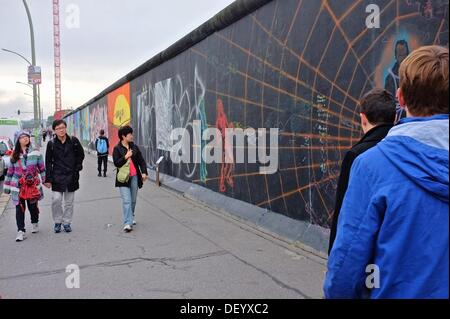 Berlin, Allemagne. 25 Septembre, 2013. Peintures murales en 1990 par des artistes internationaux, sur une section de 1,3 km du mur de Berlin qui restent sont désormais connus sous le nom de East Side Gallery, qui continue d'attirer les habitants et les touristes. Berlin, Allemagne. 25-SEPT-2013. Les développeurs ont supprimé les articles de la Berliner Mauer, mur de Berlin, pour permettre l'accès à un site de construction, mettant en danger l'histoire culturelle de Berlin. Credit : Alon Nir/Alamy Live News Banque D'Images