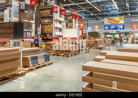 Les clients à l'intérieur de la partie de l'entrepôt d'IKEA Accueil boutique Banque D'Images