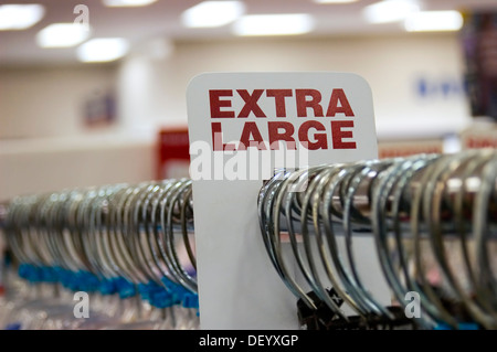 Très grand' signe sur un porte manteau in department store Banque D'Images