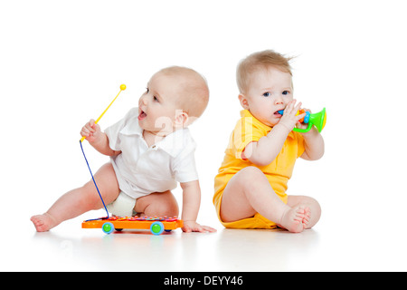 Bébé garçon drôle avec jouets musicaux. Banque D'Images