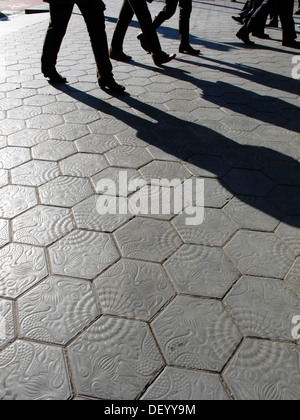 Trottoir avec motifs marins conçus par Antoni Gaudí, aujourd'hui porte sur les trottoirs de l'avenue Passeig de Gràcia, Barcelone Banque D'Images