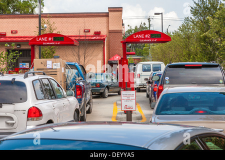 Voitures alignées deux larges à la Chick-fil-a fast food restaurant à Ocala, Floride à l'appui des valeurs chrétiennes Banque D'Images