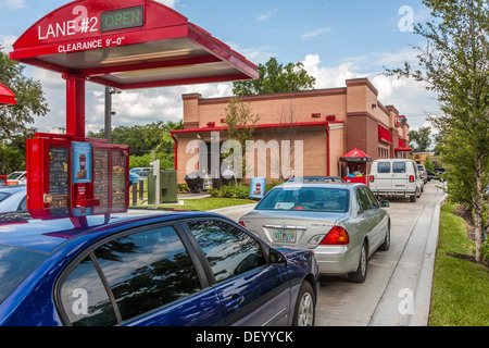 Voitures alignées deux larges à la Chick-fil-a fast food restaurant à Ocala, Floride à l'appui des valeurs chrétiennes Banque D'Images