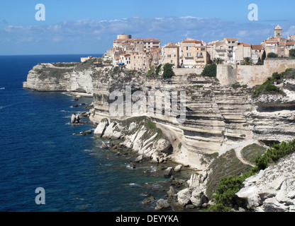 Vue générale de la ville de falaise de Bonifacio sur l'île française de Corse Banque D'Images