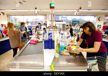 Une femme au supermarché Tesco, Fiveways, Birmingham, UK Banque D'Images