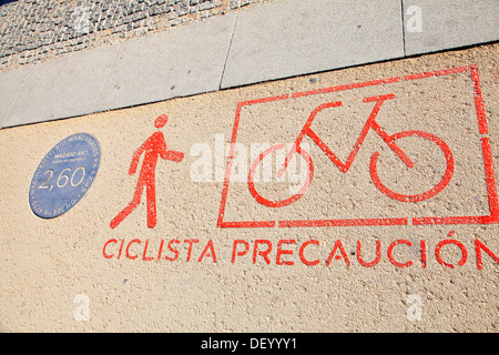 Informations pour les cyclistes dans le parc de Madrid Rio, un développement écologique, à Madrid, Espagne, Europe Banque D'Images