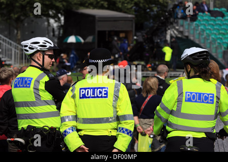 Porter des vestes fluorescentes de police patrouillant dans un grand événement à Glasgow Green Banque D'Images