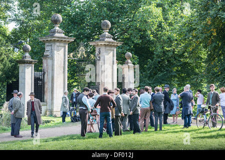 Cambridge, UK. 24 août, 2013. Acteurs à l'extérieur de Clare College (Cambridge, Angleterre) le 24 septembre 2013. Ils ont attendu pour prendre part à une session de la prochain film 'La théorie du tout : l'histoire de Stephen Hawking", qui stars Taylor Lautner comme le professeur Hawking. © miscellany/Alamy Live News Banque D'Images