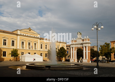 Piazza Ganganelli avec l'Arco Clemente XIV de l'Arc de Triomphe, monument au Pape Clément XIV, Santarcangelo di Romagna Banque D'Images