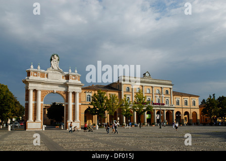 Piazza Ganganelli avec l'Arco Clemente XIV de l'Arc de Triomphe, monument au Pape Clément XIV, Santarcangelo di Romagna Banque D'Images