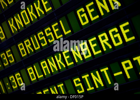 L'information de destination dans une gare belge, Belgique, Europe Banque D'Images