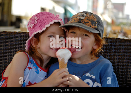 Les enfants de manger de la crème glacée en été Banque D'Images