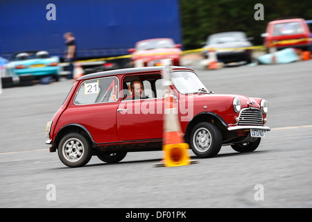 Une voiture en prenant part à un AutoSolo à Strensham Services sur le M5. Banque D'Images