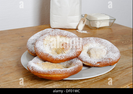 Kniekuechle Schmalznudeln ou, une pâtisserie frite traditionnel allemand Banque D'Images