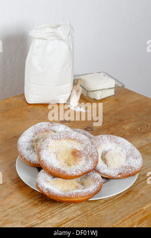 Kniekuechle Schmalznudeln ou, une pâtisserie frite traditionnel allemand Banque D'Images