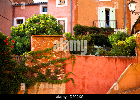 Maisons colorées, Roussillon, Vaucluse, Provence, France, Europe Banque D'Images