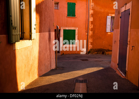 Maisons colorées, Roussillon, Vaucluse, Provence, France, Europe Banque D'Images