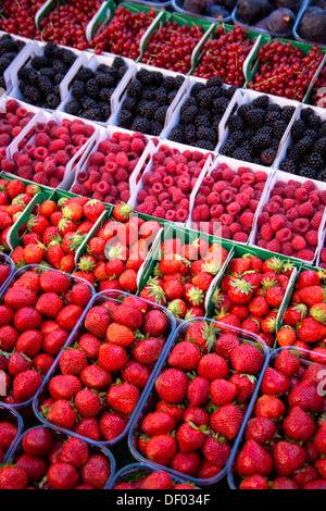 Divers types de fruits, affichée à l'food market, à Sault, Vaucluse, Provence, France, Europe Banque D'Images