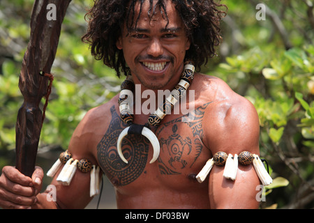 Tattooed man effectuant une danse de guerre, Ua Pou, Îles Marquises, en Polynésie française, la Polynésie, Océanie, Pacifique Sud Banque D'Images