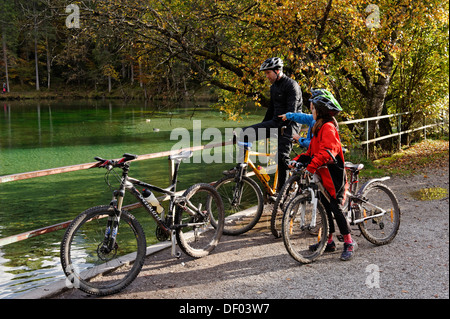 Le père et les enfants équitation vélo de montagne, au lac Badersee à Grainau, Werdenfelser Land, Haute-Bavière, Bavière Banque D'Images
